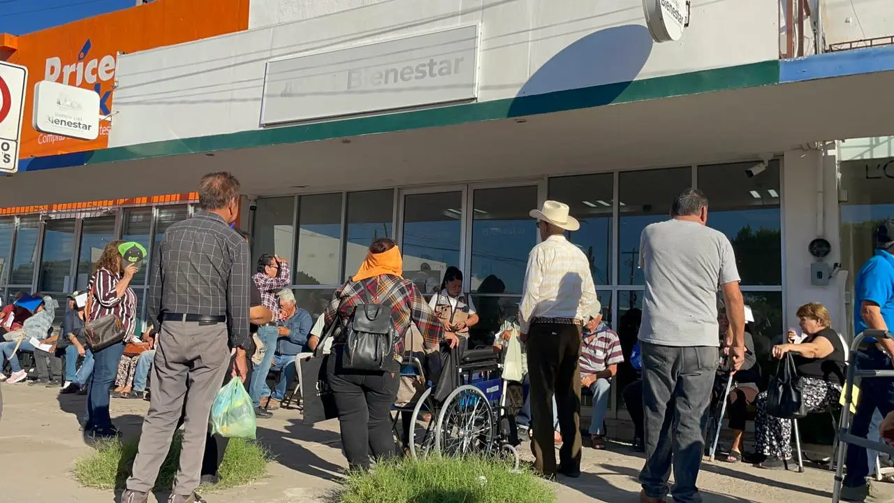 Adultos mayores de Cajeme acuden a sucursal del Banco Bienestar en el centro de Obregón