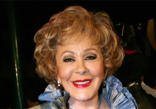 Tumba de Silvia Pinal causa controversia por su aparente abandono Tumba de Silvia Pinal causa controversia por su aparente abandono