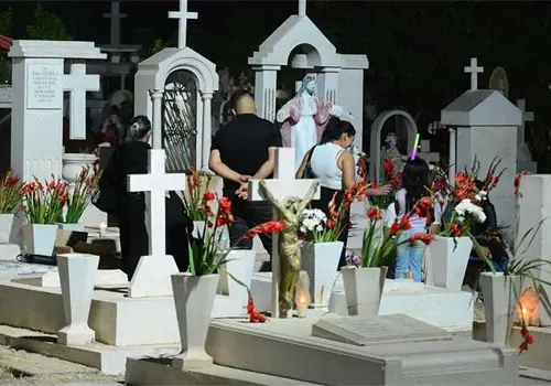 Rinden homenaje a los fieles difuntos Rinden homenaje a los fieles difuntos