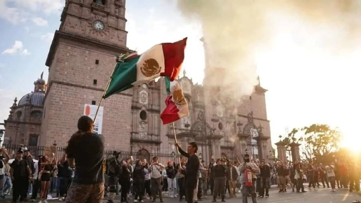 VIDEO | Asesinato de Carlos Manzo lleva a ciudadanos a vandalizar el Palacio de Gobierno de Michoacán