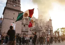 VIDEO | Asesinato de Carlos Manzo lleva a ciudadanos a vandalizar el Palacio de Gobierno de Michoacán