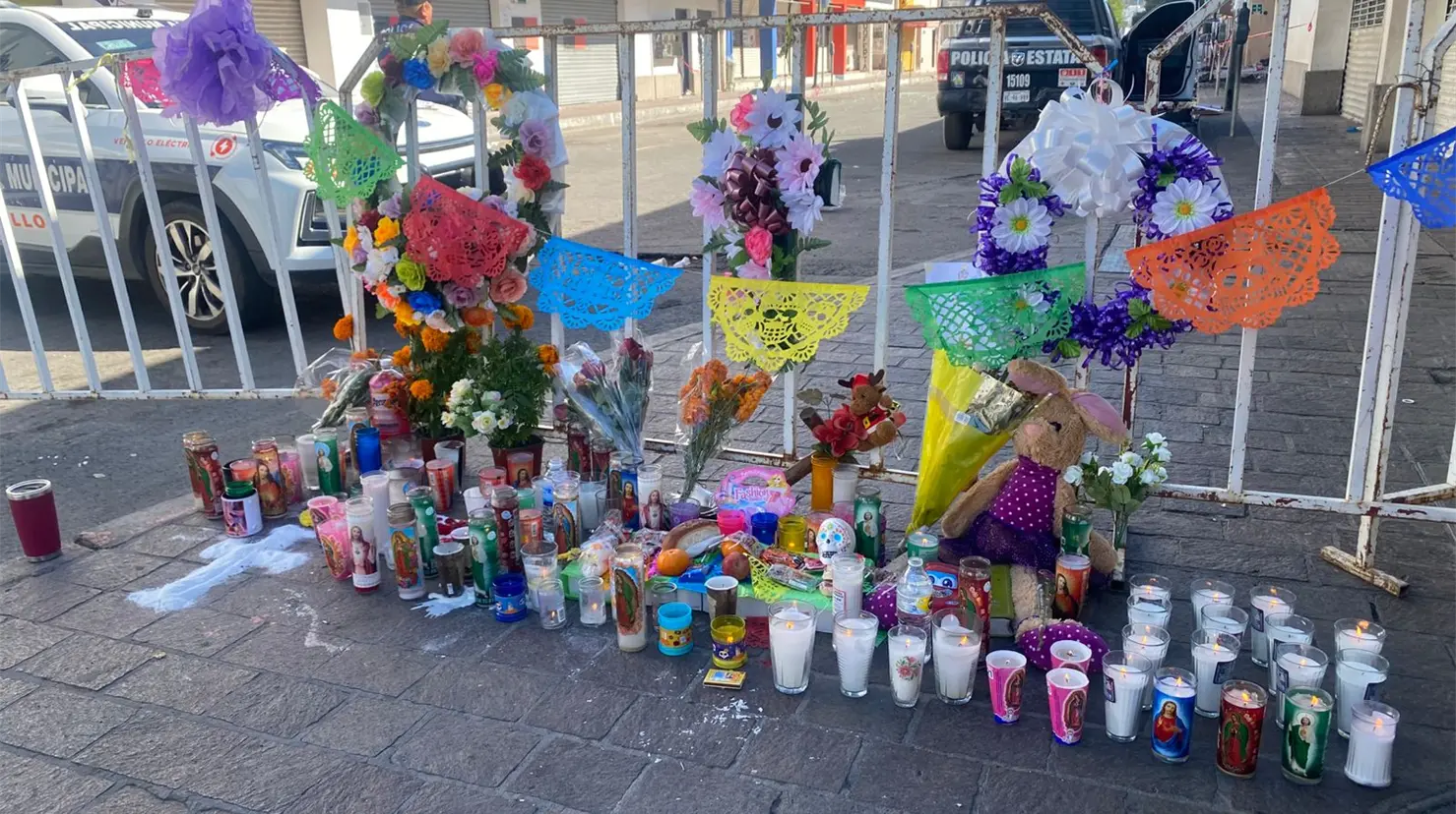 Altar en memoria de los fallecidos en la exposión de la tienda Waldos en Hermosillo