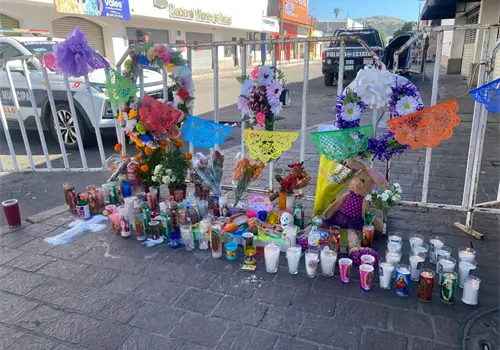 Hermosillenses colocan altar en memoria de los fallecidos por explosión Hermosillenses colocan altar en memoria de los fallecidos por explosión