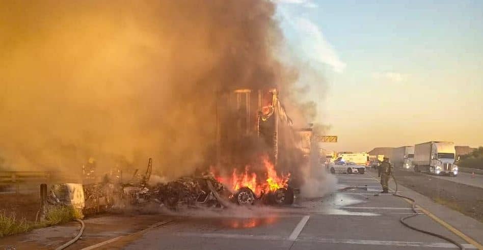 Arde tráiler en la Caseta de Cobro de Esperanza, al norte de Ciudad Obregón