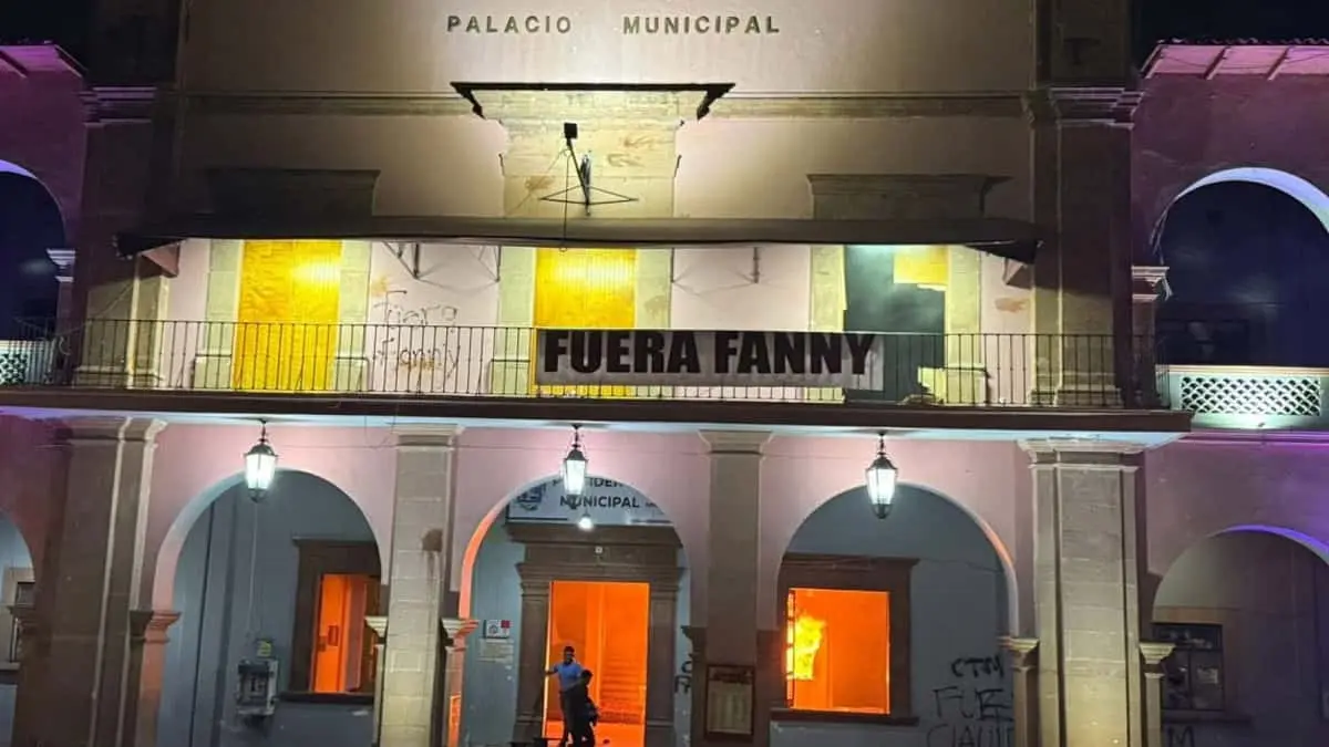 VIDEO | Siguen las protestas en Michoacán: queman Palacio Municipal de Apatzingán