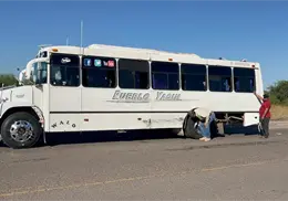 Choca pick up con camión suburbano en la calle 200 de Ciudad Obregón