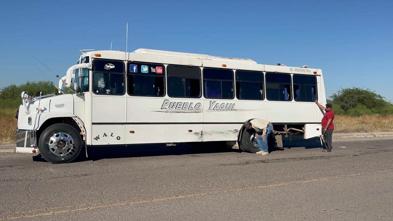 Choca pick up con camión suburbano en la calle 200 de Ciudad Obregón