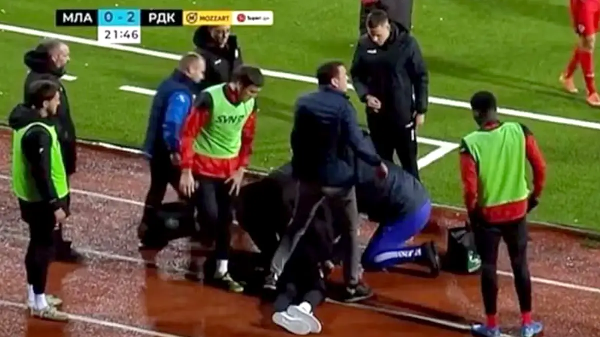 VIDEO | Momento en que entrenador sufre infarto fulminante y muere en pleno partido