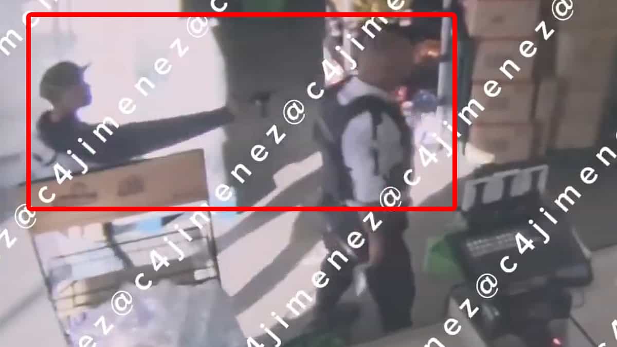 VIDEO | Momento exacto en que un menor de edad mata por la espalda a guardia de Bodega Aurrera