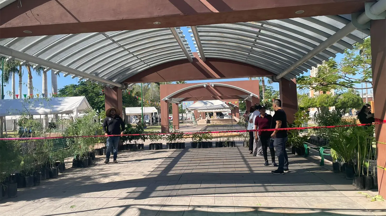 La población participó en acudir a dejar sus artículos de reciclaje a cambio de un árbol