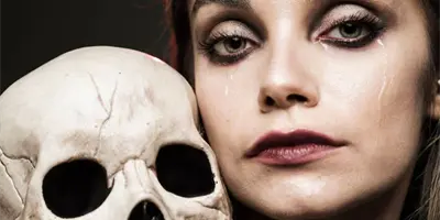 Estos son los colores que usa una persona macabra según la psicología Estos son los colores que usa una persona macabra según la psicología