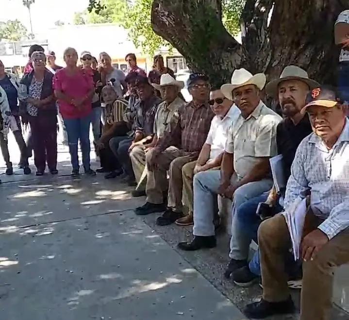 Protestan mayos en la Secretaría del Bienestar