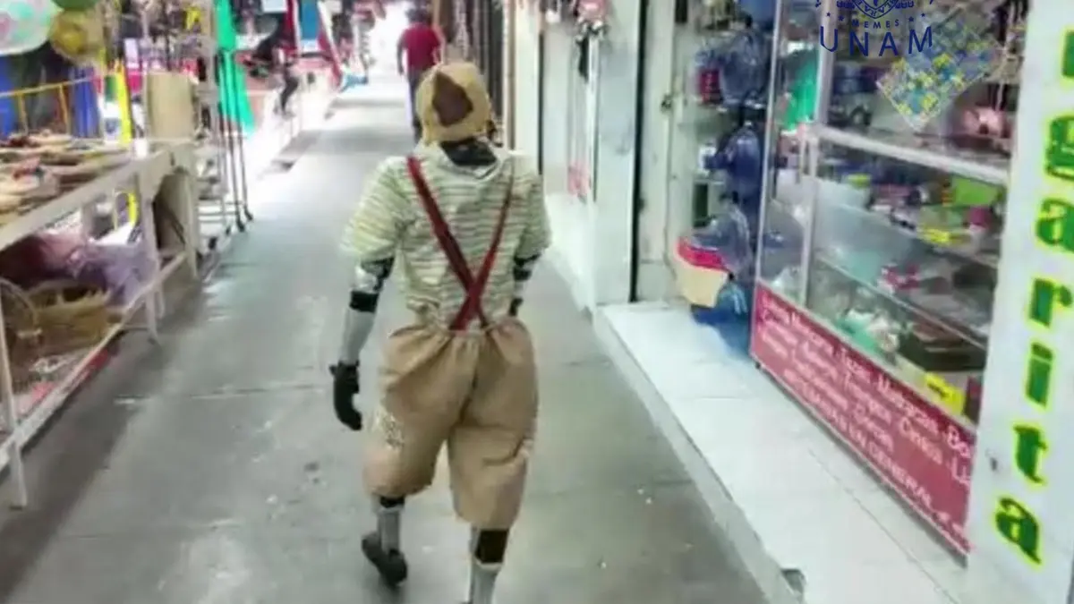 VIDEO | Captan a un robot vestido del Chavo del 8; no permitía que le ayudaran a correr