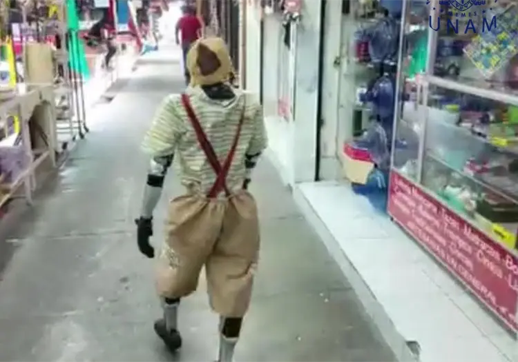 VIDEO | Captan a un robot vestido del Chavo del 8; no permitía que le ayudaran a correr