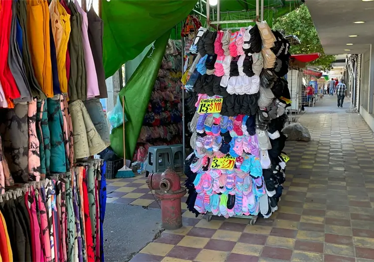 Entrega de pensiones reactiva comercio ambulante en el centro de Obregón