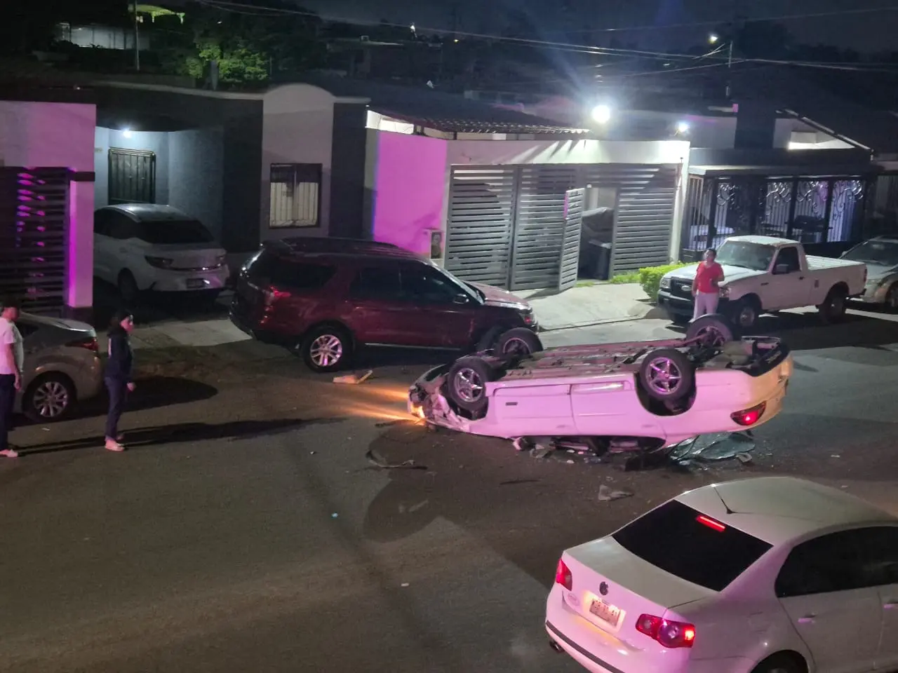 Vuelca sedán tras chocar con camioneta al sur de Ciudad Obregón