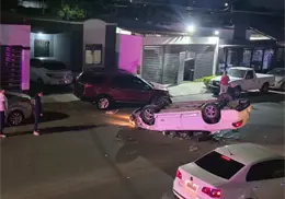 Vuelca sedán tras chocar con camioneta al sur de Ciudad Obregón Vuelca sedán tras chocar con camioneta al sur de Ciudad Obregón