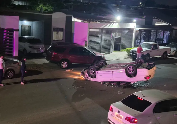 Vuelca sedán tras chocar con camioneta al sur de Ciudad Obregón