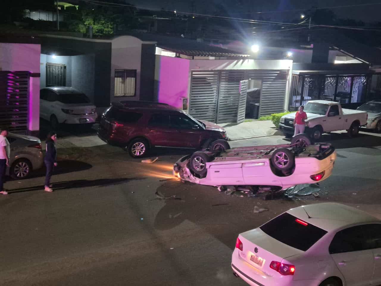 Vuelca sedán tras chocar con camioneta al sur de Ciudad Obregón