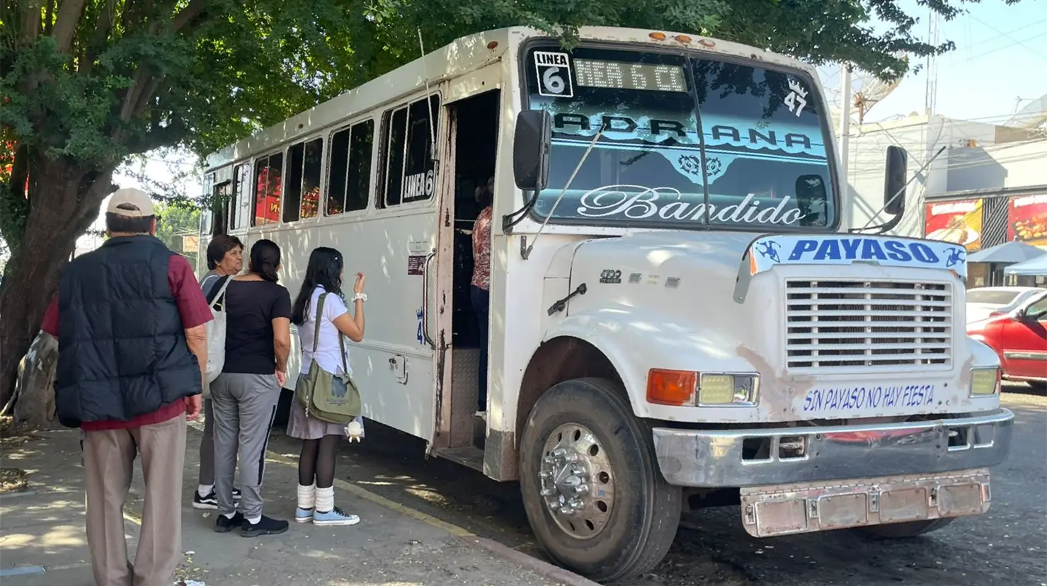 Los camiones salen de diferentes colonias con rumbo al centro de la ciudad para trasladar a los usuarios