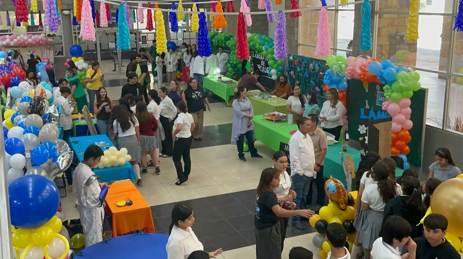 Es una feria interactúa en la que se manipula y se muestran formas diferentes de resolver problemas y un semillero para futuros investigadores 