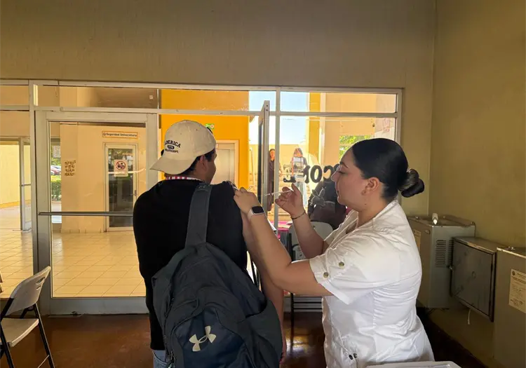 Blindan a estudiantes de la Unison contra enfermedades: Arranca jornada de vacunación