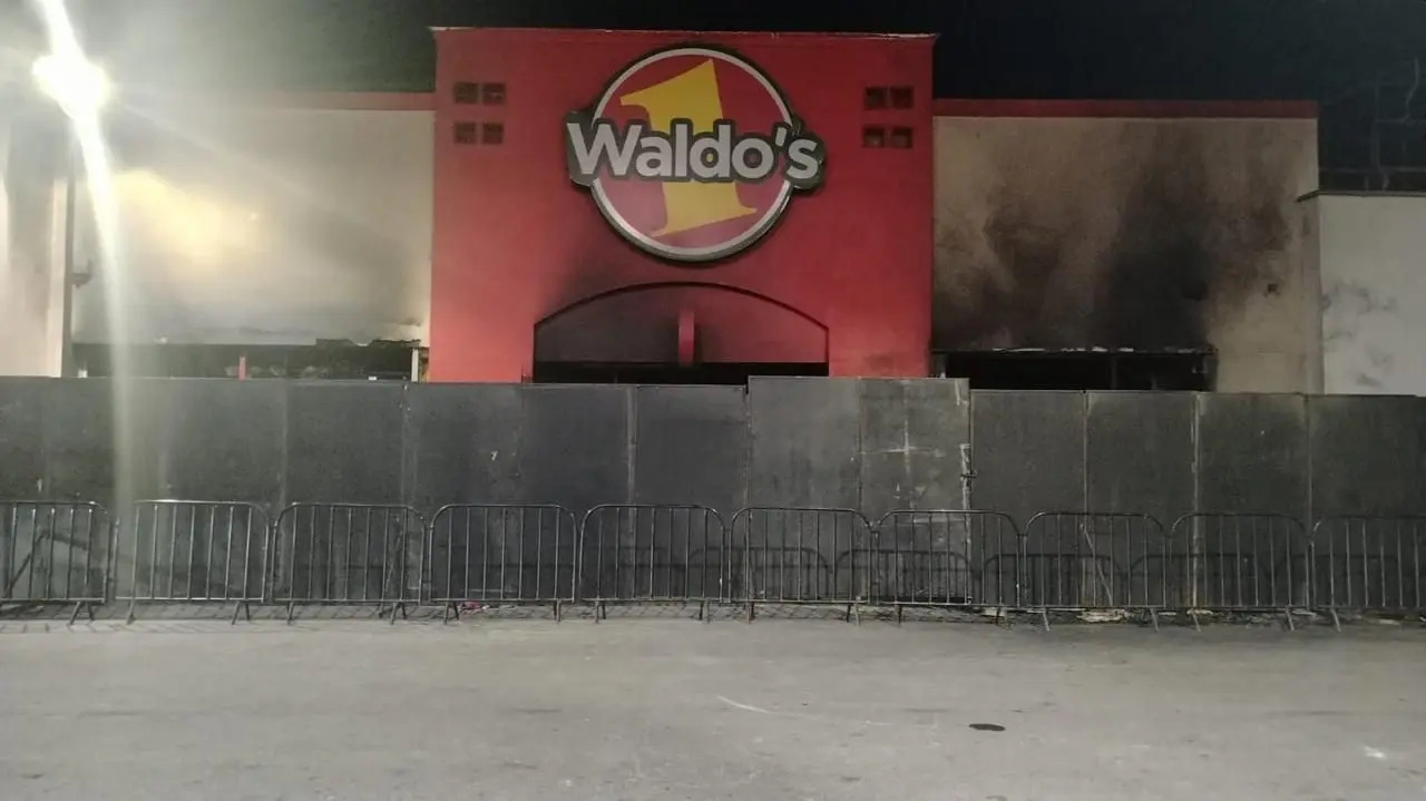 Avanzan investigaciones sobre incendio en tienda Waldos en Hermosillo