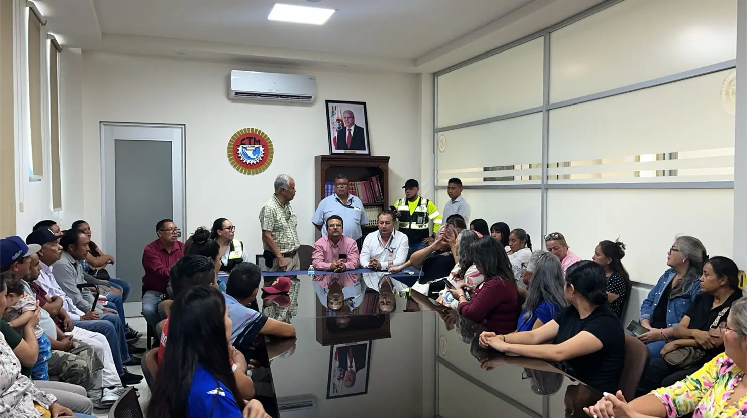 Alrededor de ochenta vendedores ambulantes participaron en la reunión con las autoridades locales