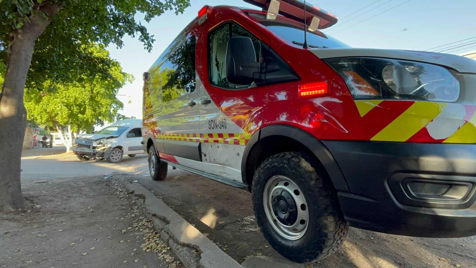 Choca ambulancia en pleno Centro de Ciudad Obregón