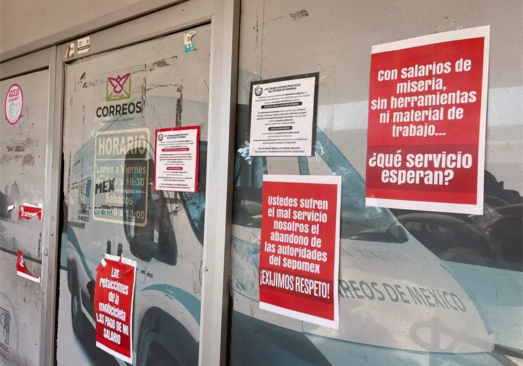 Carteros de Cajeme bajo protesta en su día