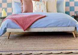 Scalloped Rug Trend: Cómo esta alfombra de bordes ondulados transforma tu decoración