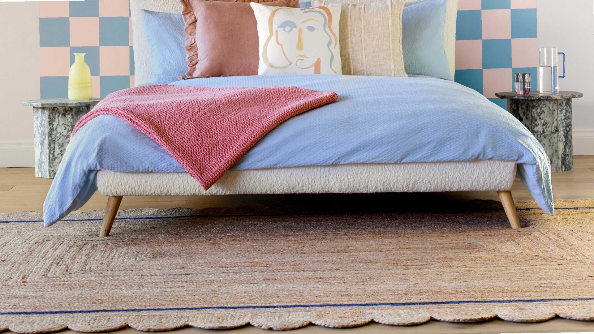 Scalloped Rug Trend: Cómo esta alfombra de bordes ondulados transforma tu decoración