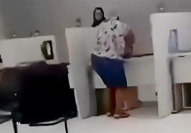 VIDEO | Momento exacto en que una mujer reacciona violentamente por mal servicio de luz y destruye la oficina