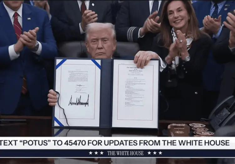 Trump firma ley de financiamiento y pone fin al cierre de Gobierno más largo en EE.UU.