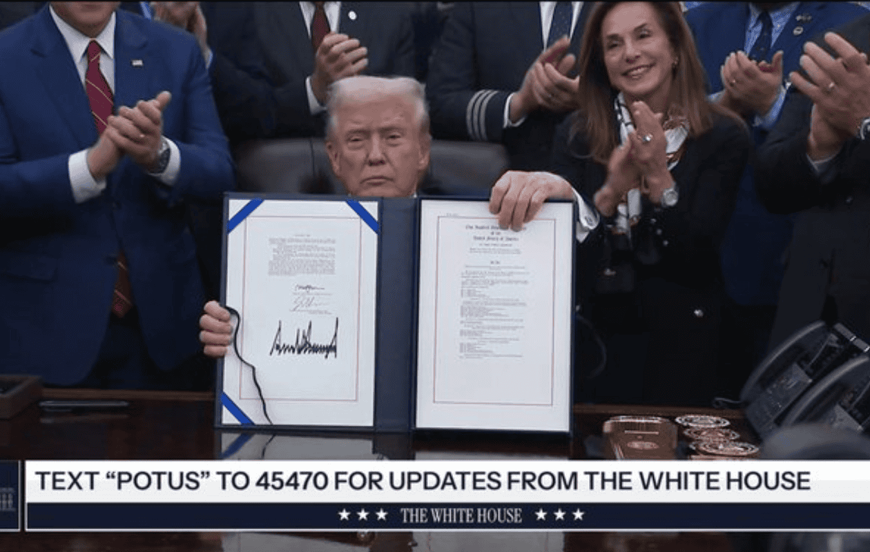 Trump firma ley de financiamiento y pone fin al cierre de Gobierno más largo en EE.UU.