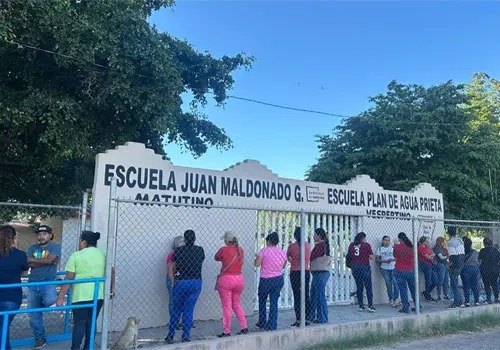 Padres toman escuela en la 410 temen brote de dengue