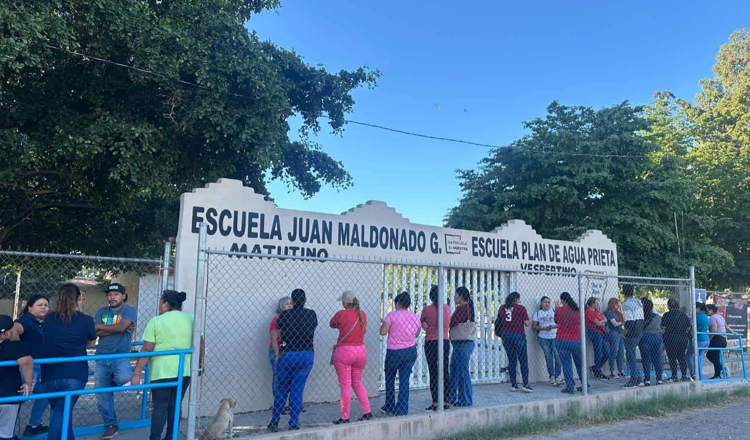 Padres toman escuela en la 410 temen brote de dengue