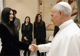 Laura Pausini dedica una canción al Papa León XIV en el Vaticano