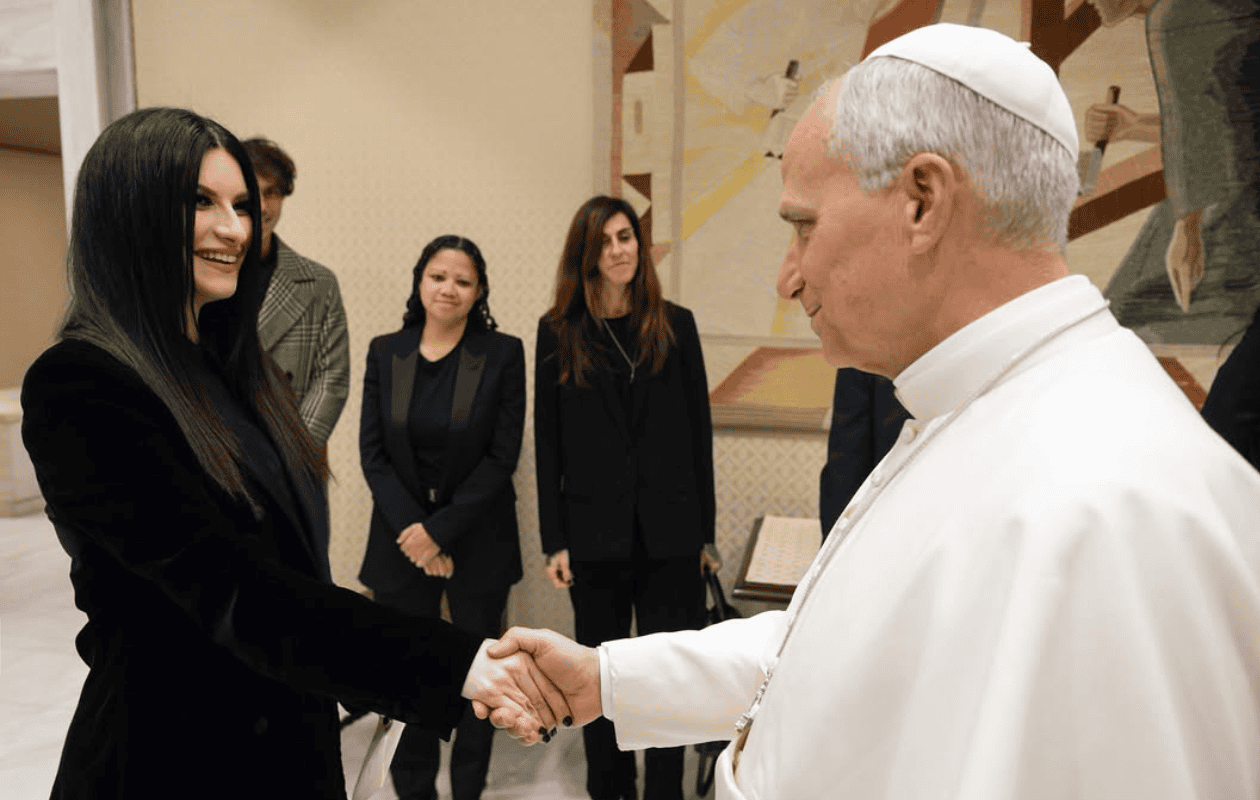 Laura Pausini dedica una canción al Papa León XIV en el Vaticano