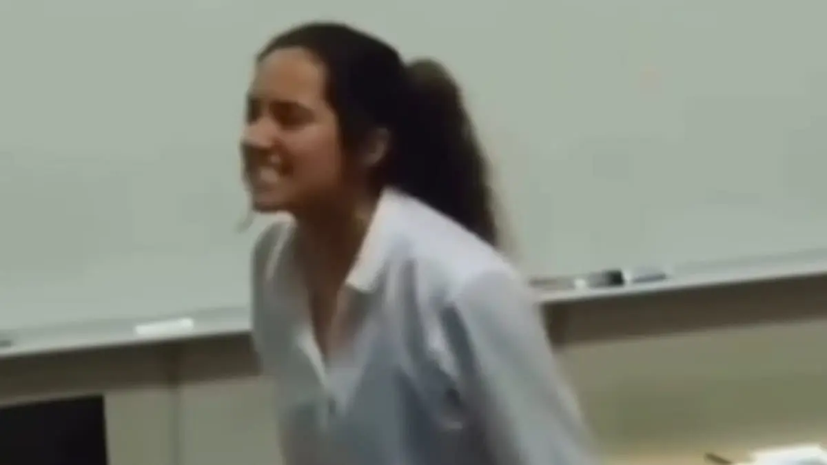 VIDEO | Maestra estalla contra sus universitarios por hacer trampa en sus trabajos
