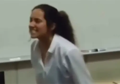 VIDEO | Maestra estalla contra sus universitarios por hacer trampa en sus trabajos