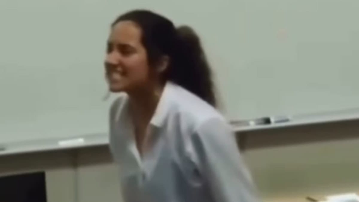 VIDEO | Maestra estalla contra sus universitarios por hacer trampa en sus trabajos