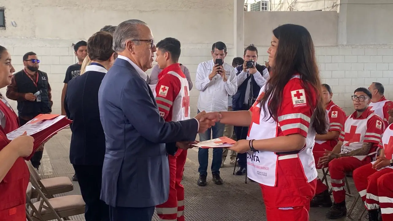 La Cruz Roja Mexicana otorgó una constancia de reconocimiento al valor humanitario por su valentía y profesionalismo que reflejan el verdadero espíritu de servicio que distingue a quienes portan con orgullo nuestro emblema humanitario