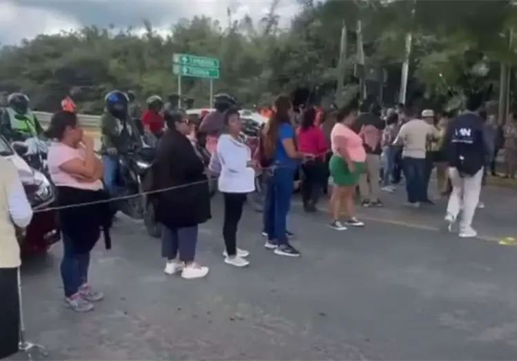 Damnificados de Veracruz bloquean puente de Tuxpan exigiendo ser incluidos en censo del Bienestar