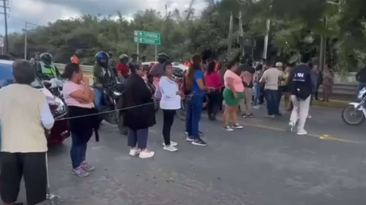 Damnificados de Veracruz bloquean puente de Tuxpan exigiendo ser incluidos en censo del Bienestar