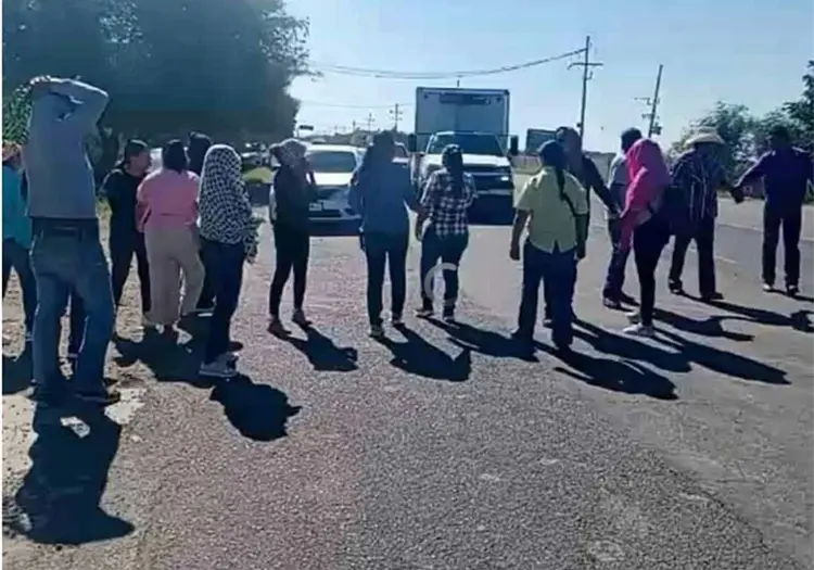 Mayos toman carretera de Huatabampo