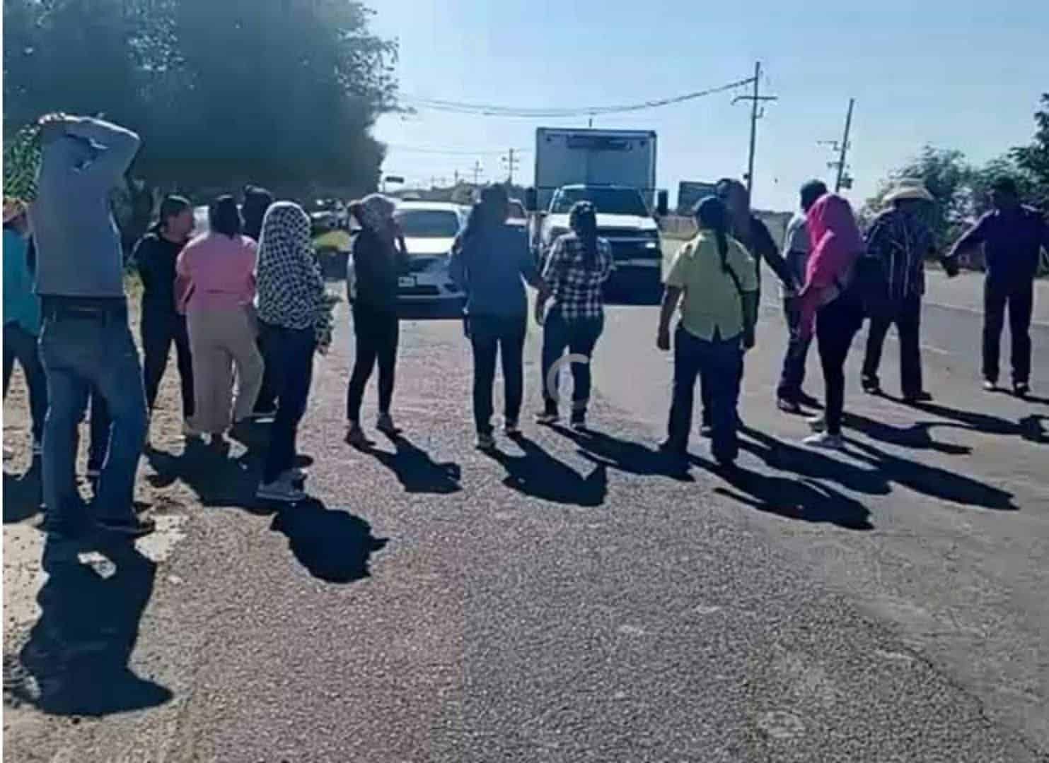 Mayos toman carretera de Huatabampo