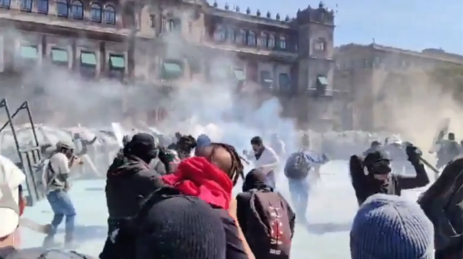 Derriban vallas en el Zócalo y desatan disturbios; lanzan gas lacrimógeno en la Marcha Generación Z