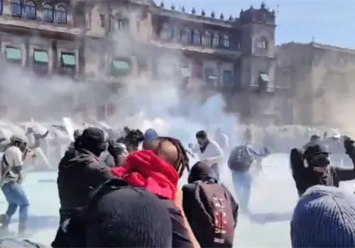 Derriban vallas en el Zócalo y desatan disturbios; lanzan gas lacrimógeno en la Marcha Generación Z Derriban vallas en el Zócalo y desatan disturbios; lanzan gas lacrimógeno en la Marcha Generación Z