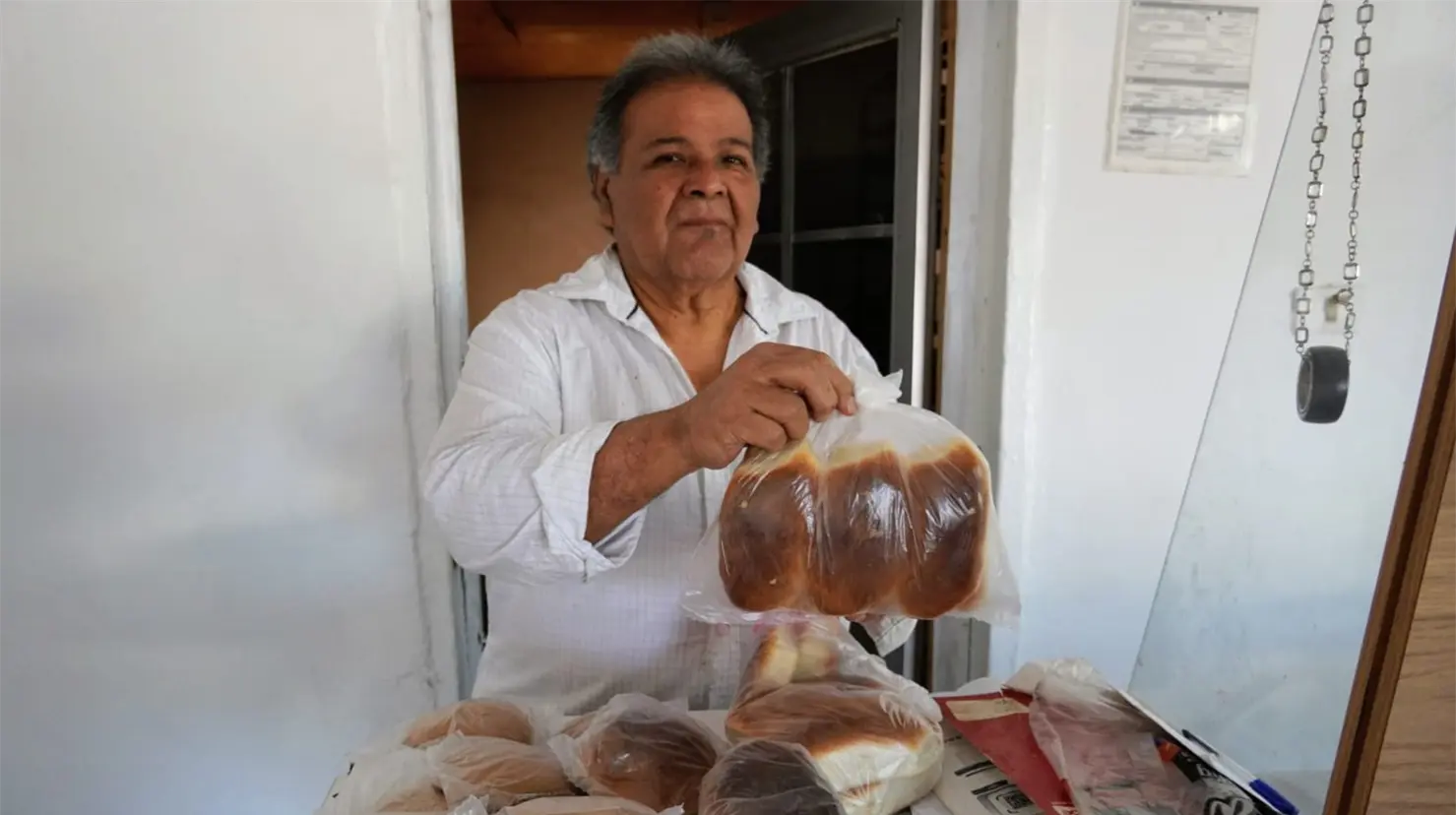 Busca mantener panadería a flote
